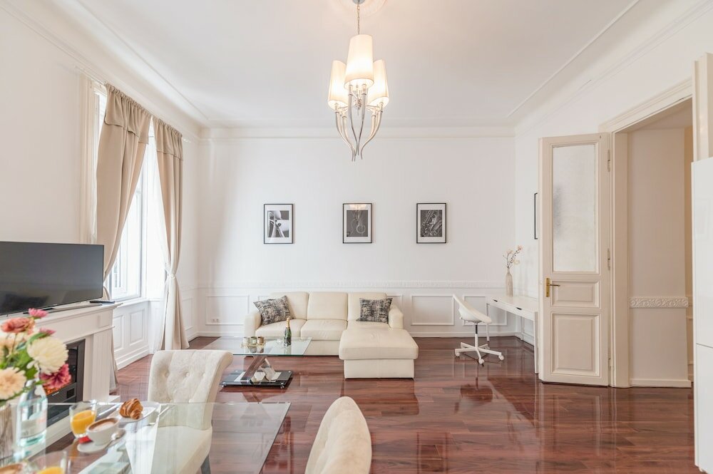 Фото Music Academy Bedroom Suite Café Vian Apartman Kft