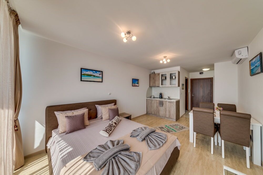 Фото Apartcomplex Golden Bay