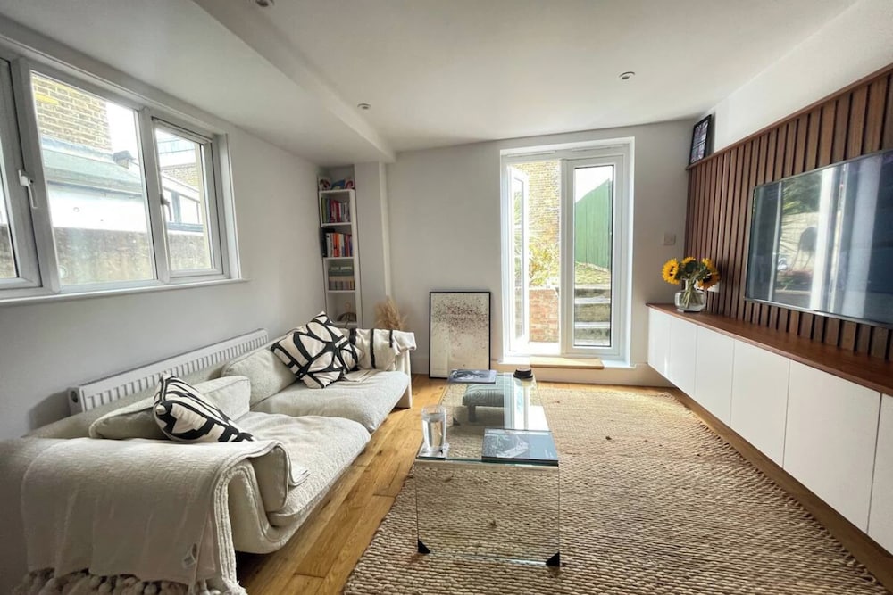 Фото Bright & Beautifully Decorated 1bd Flat - Brixton