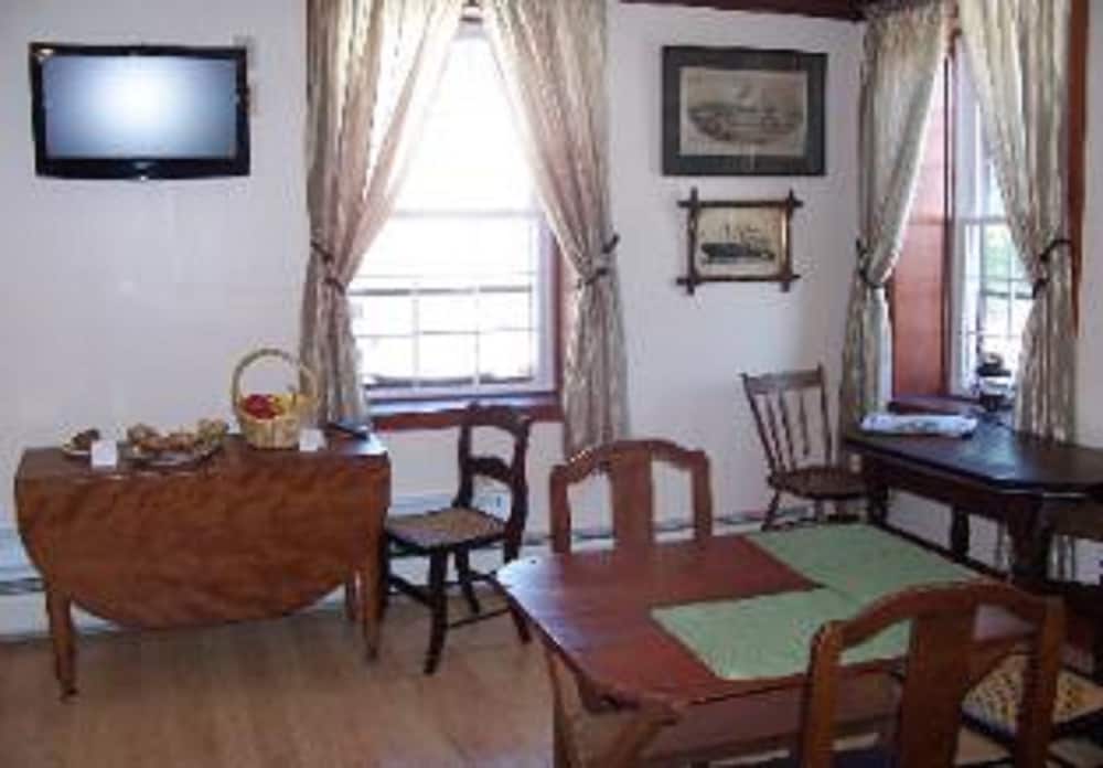 Фото Old Winterport Commercial House