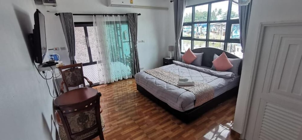 Фото Chaiyai River Front Hotel