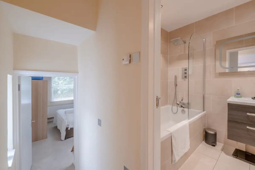 Фото Lovely 2 Bedroom Apartment With Great Transport Links