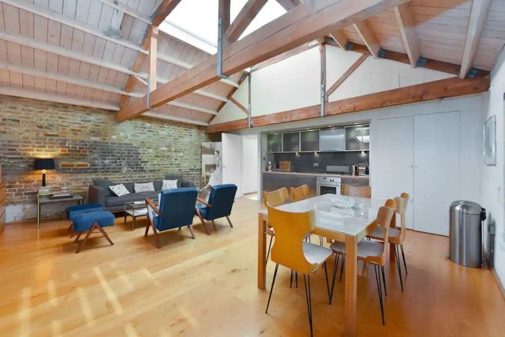 Фото Stunning 2 Bedroom Mezzanine Loft in Portobello