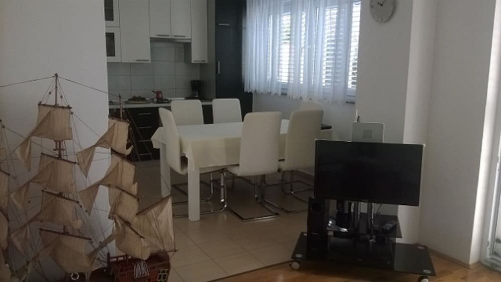 Фото Markle - Swimming Pool and Sunbeds - A6