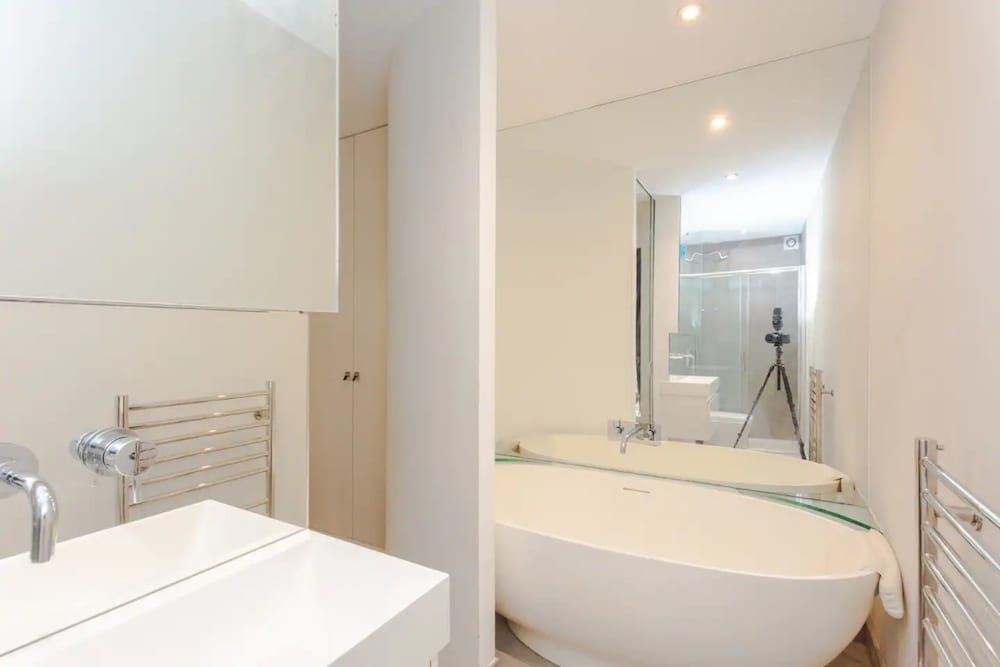 Фото Modern 2 Bedroom Apartment Near Gloucester Road