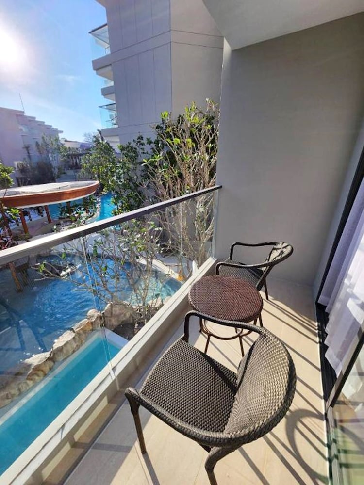 Фото Phuket Emerald Beach Resort