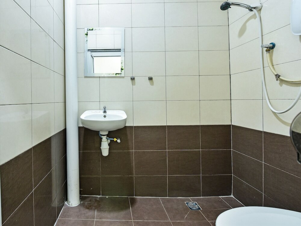 Фото Spot On 91336 Guesthouse Tarumanegara