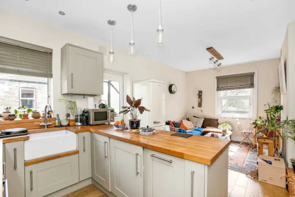 Фото Gorgeous Refurbished 2 Bedroom Apartment With Garden