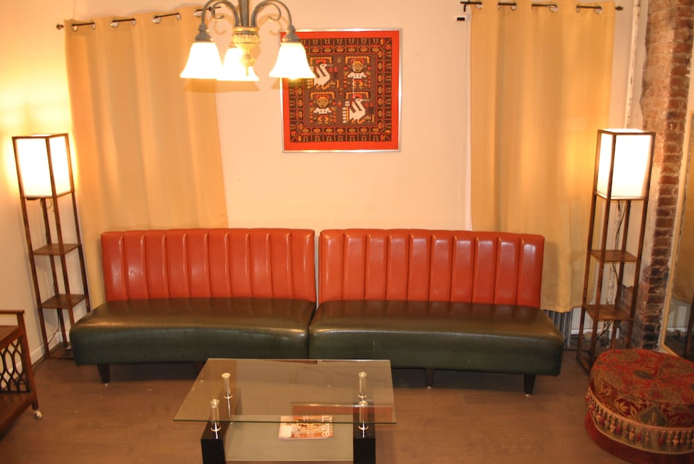 Фото L 3 Downtown Newark Guesthouse