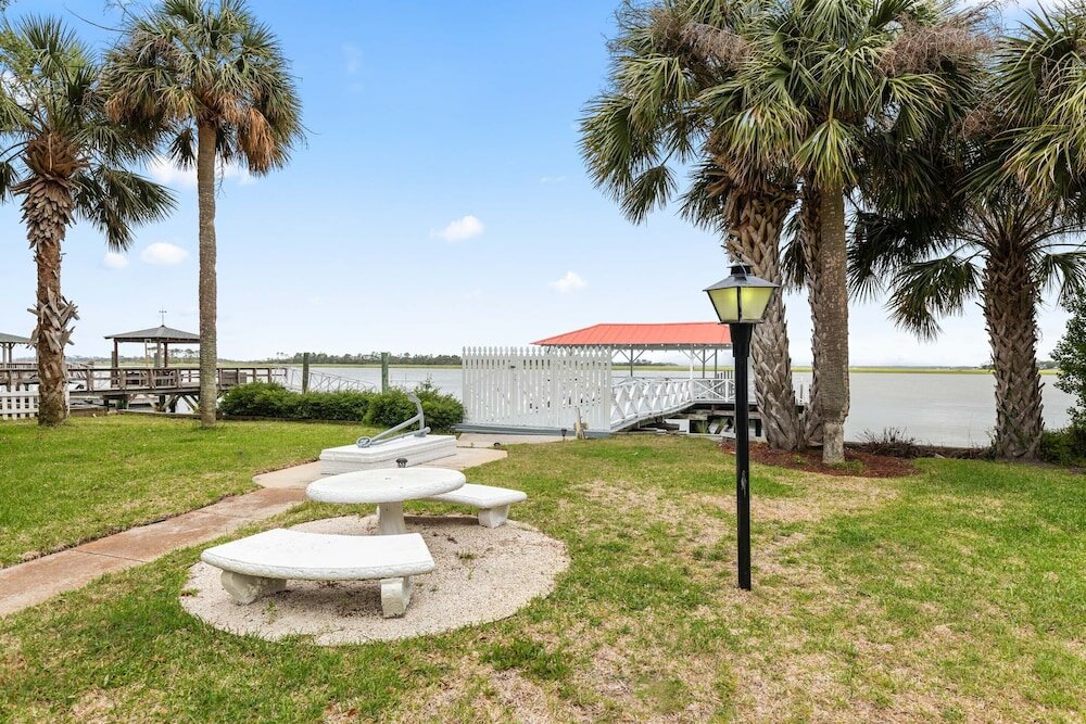 Фото 1401 Chatham Ave