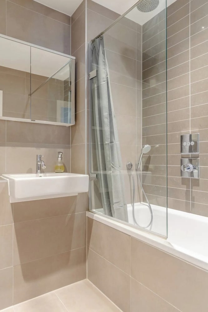 Фото Chic 2bd Flat With Roof Terrace - Kilburn