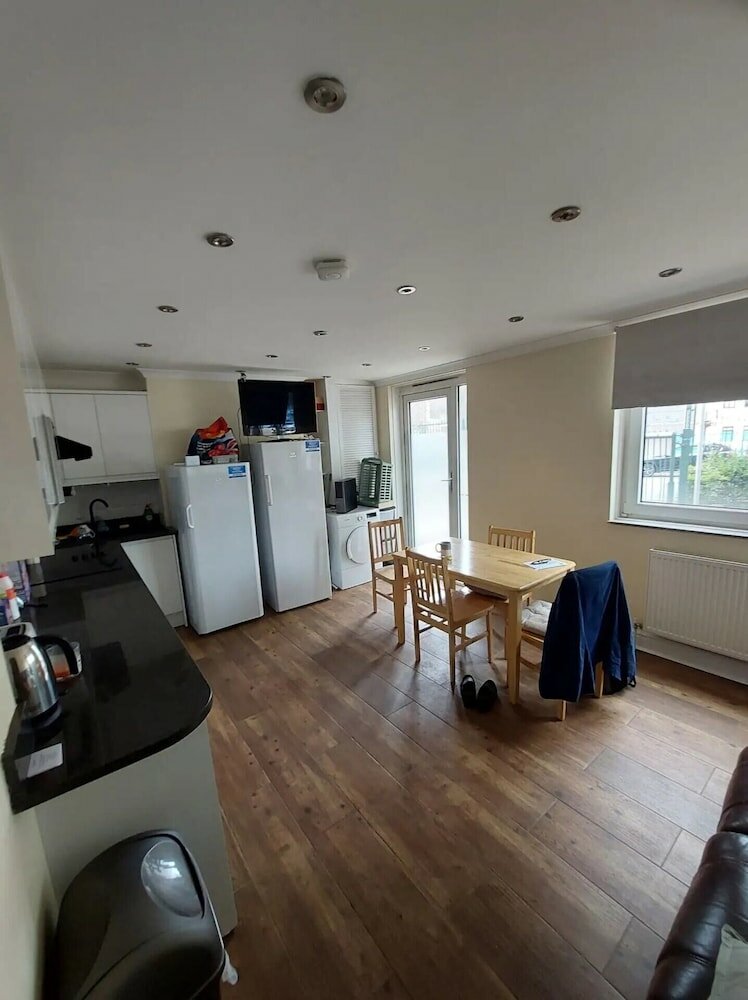Фото Spacious 3 Bedroom Apartment Near Camden With Balcony