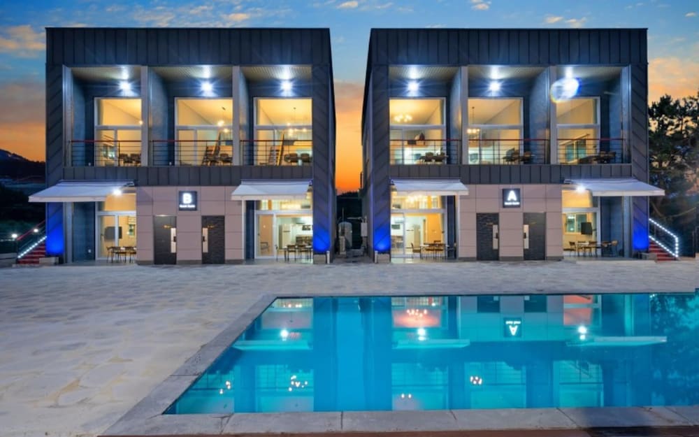 Фото Yeosu Beach Castle Pension