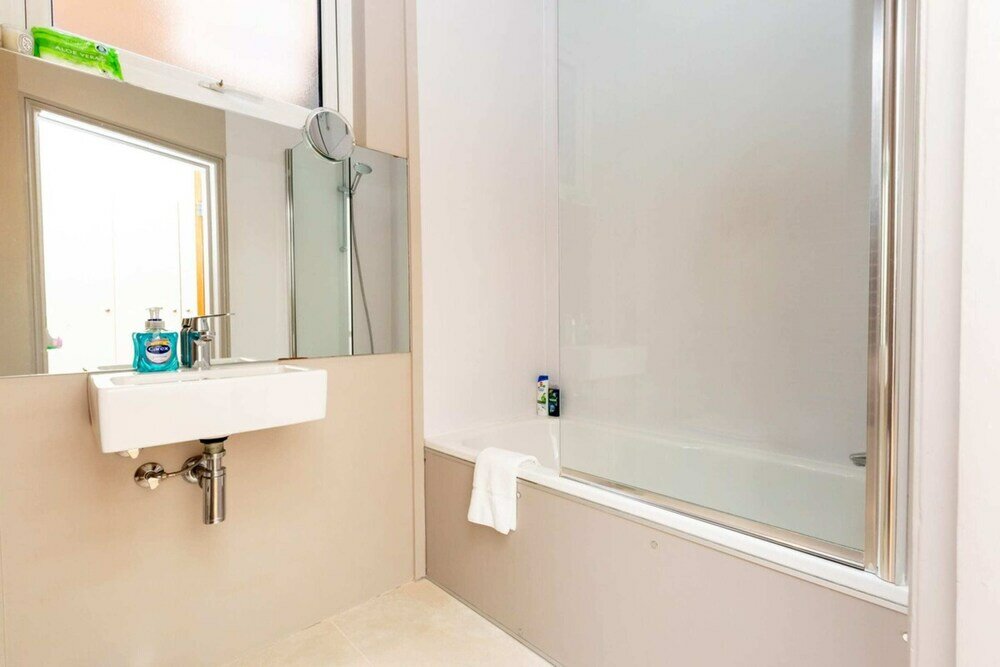 Фото Modern & Beautifully-lit 1 Bedroom Flat, Sheperd's Bush!