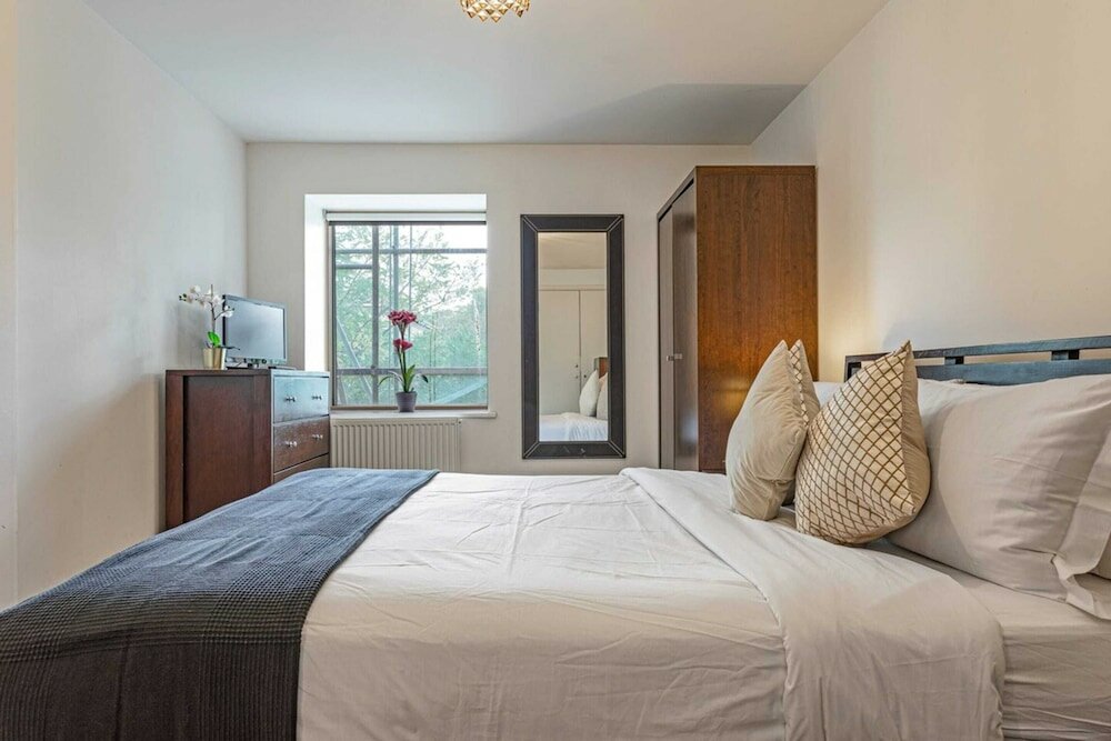 Фото Bright 1 Bedroom Apartment Near London Bridge With Balcony