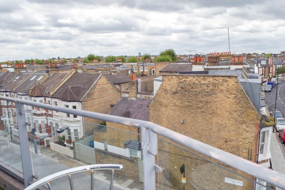 Фото Luxurious Apartment With Balcony