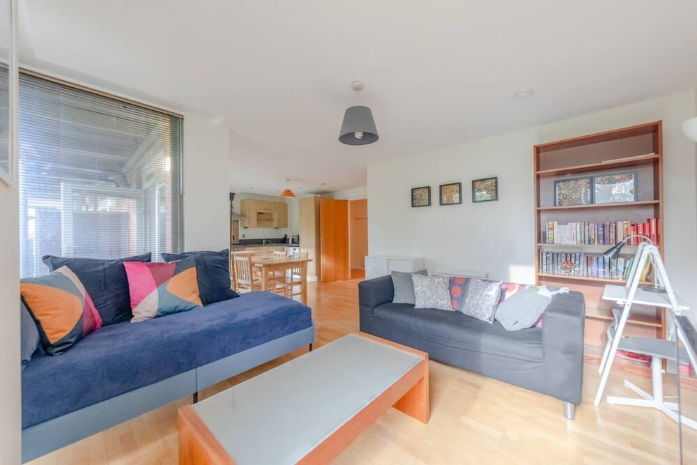 Фото Spacious 2 Bedroom Apartment Near White City