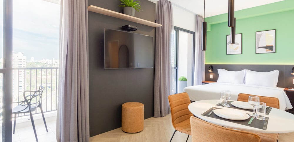 Фото Charlie Brooklyn Studios