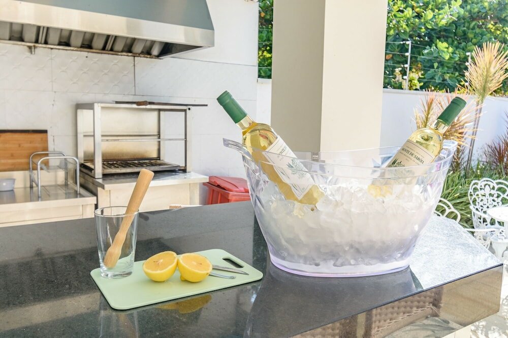 Фото Magnífica Mansão à 50m da praia de Barequeçaba para até 18 pessoas