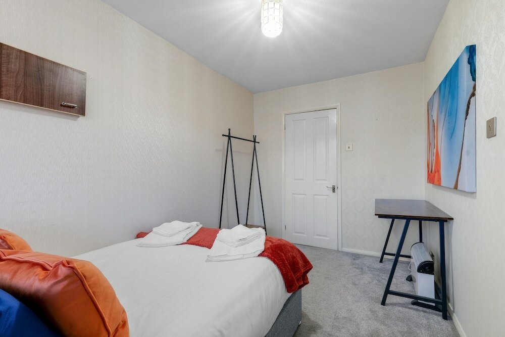 Фото Serviced 4 Bdrm 2 bath house Maidenhead