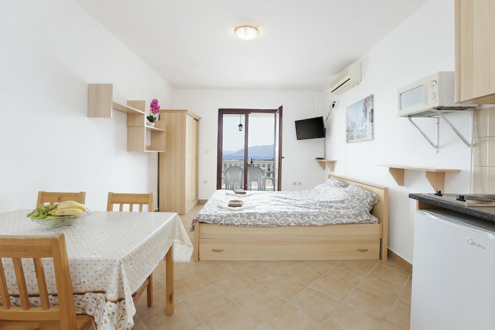 Фото Crystal Sky Apartments