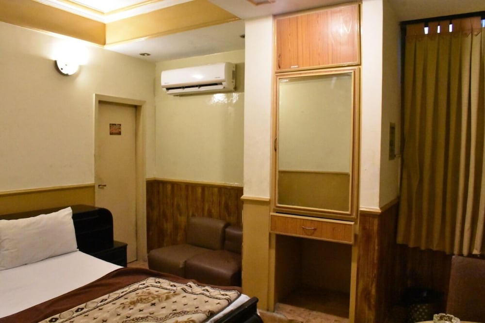 Фото Hotel Royal Gardens Jail Road