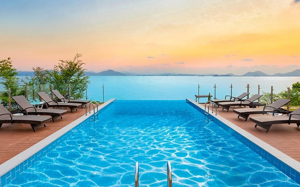 Фото Yeosu Marine Terrace Poolvilla