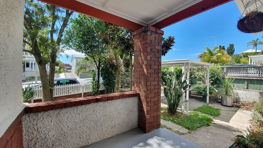 Фото Bright and Modern Oasis in Kingsland