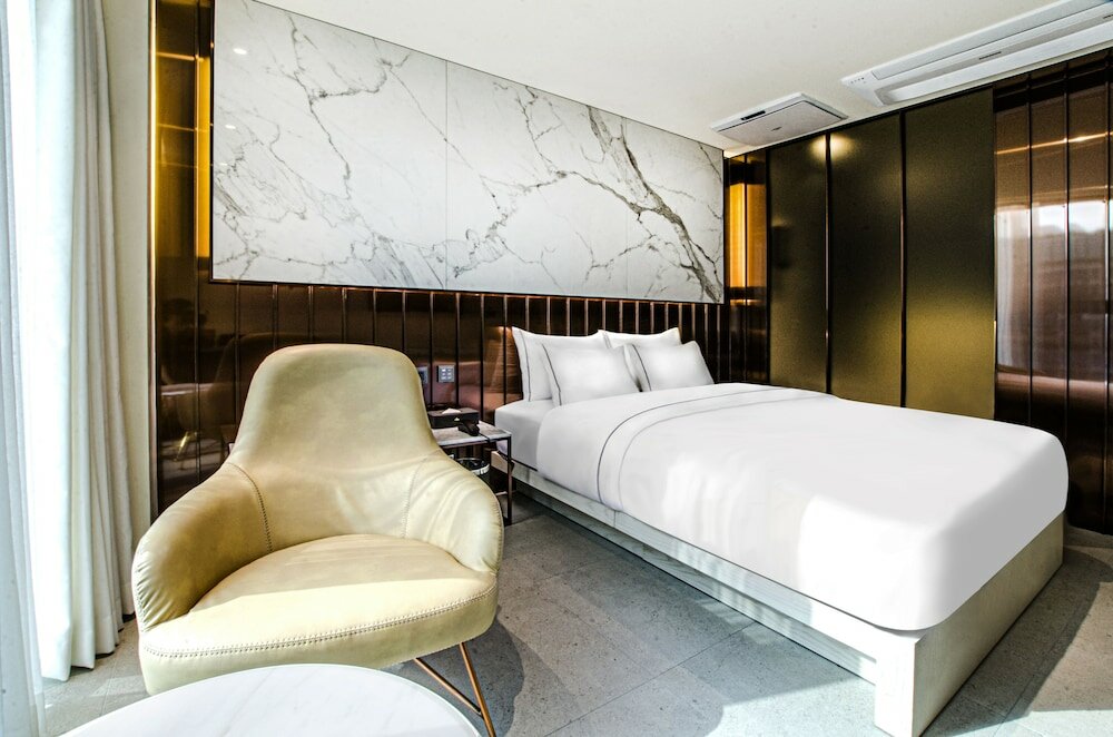 Фото Hotel The Castle 2