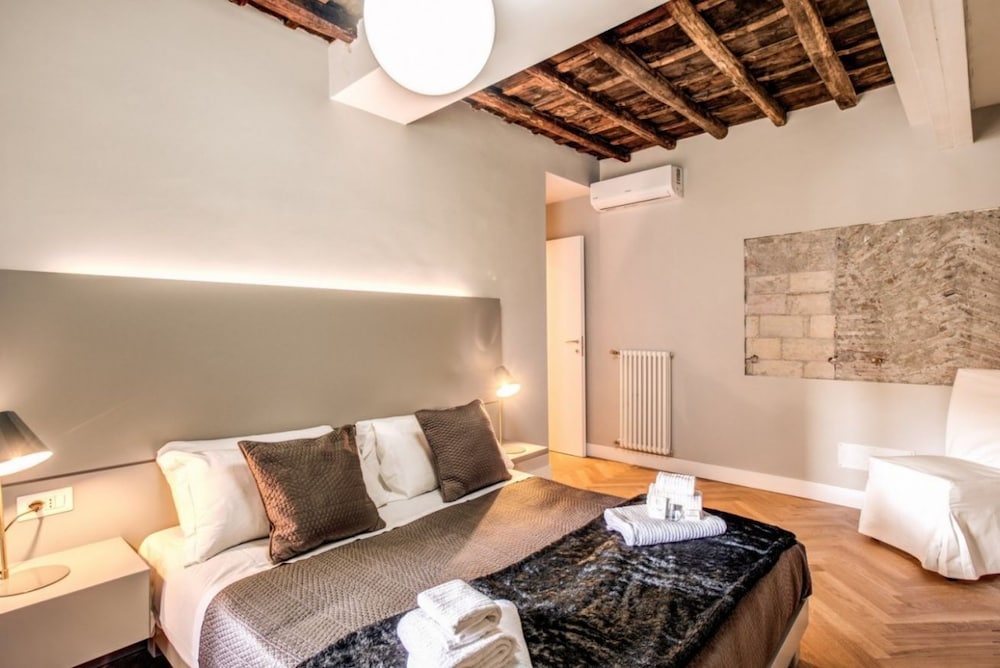 Фото Trevi Fountain Superior 3 bdr apartment