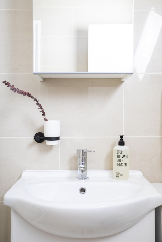 Фото Bob W Commercial House