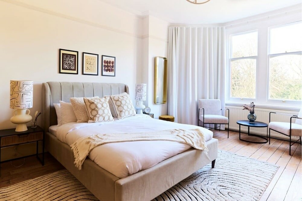 Фото The Barnet Escape - Exquisite 4bdr House With Garden + Patio