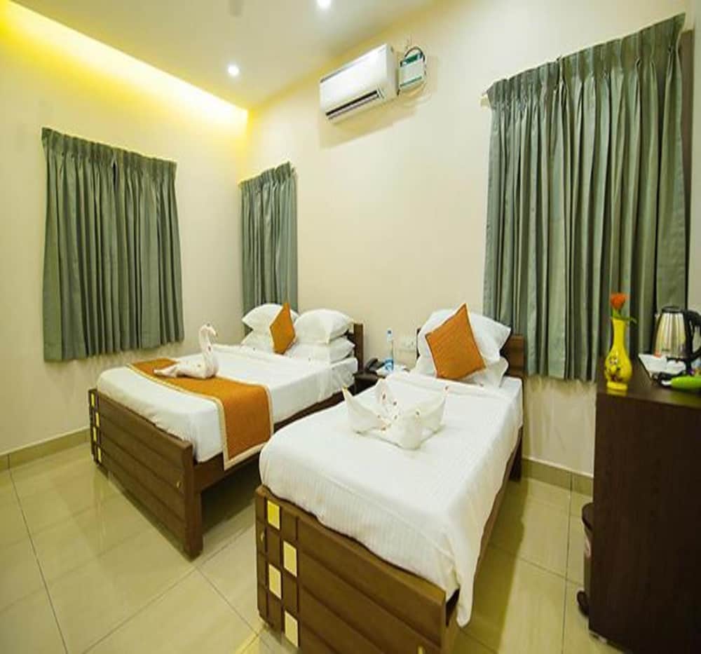 Фото Fabhotel Chakkra Residency