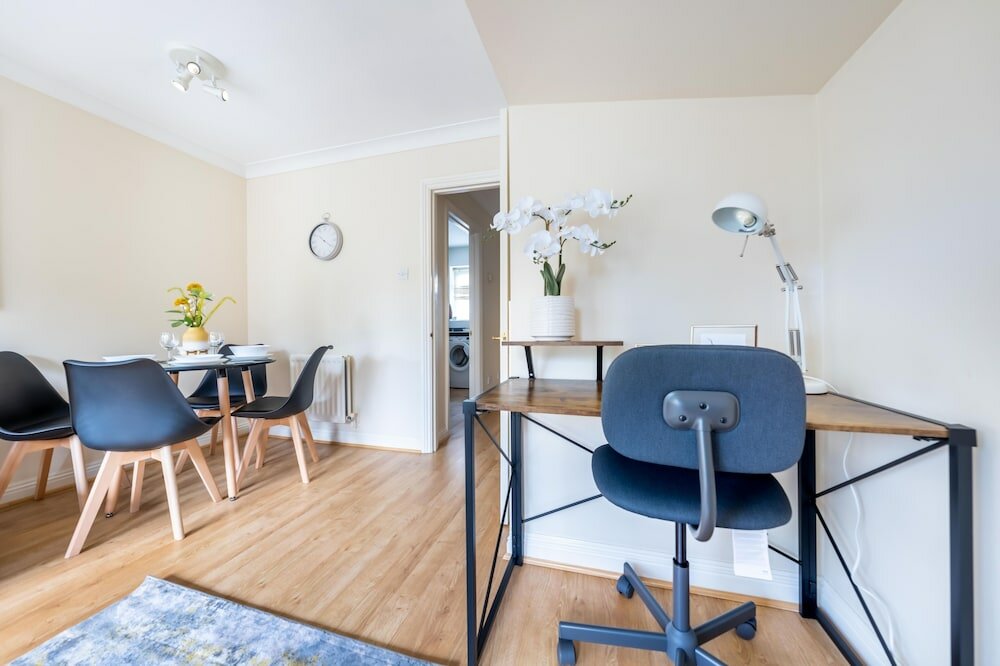 Фото Pierocks Wickets Luxury Entire House, Free Parking and Wi-fi in Maidenhead