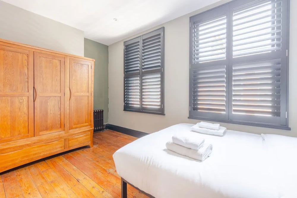 Фото Inviting 4bd With Private Patio - Bethnal Green