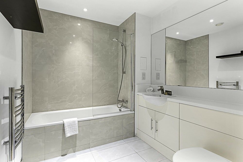 Фото Stylish Flat In Battersea Reach