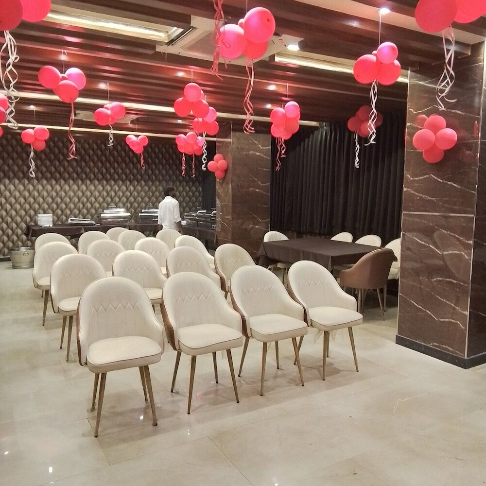 Фото Hotel Vibharaj Palace