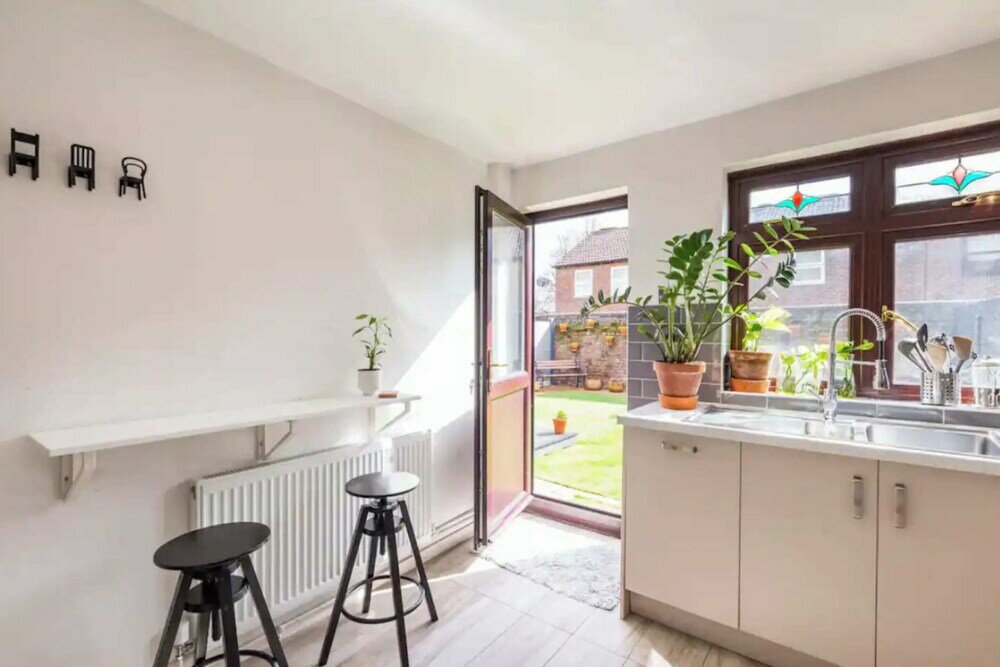 Фото Sunny 3bd House W/private Garden - Wapping!