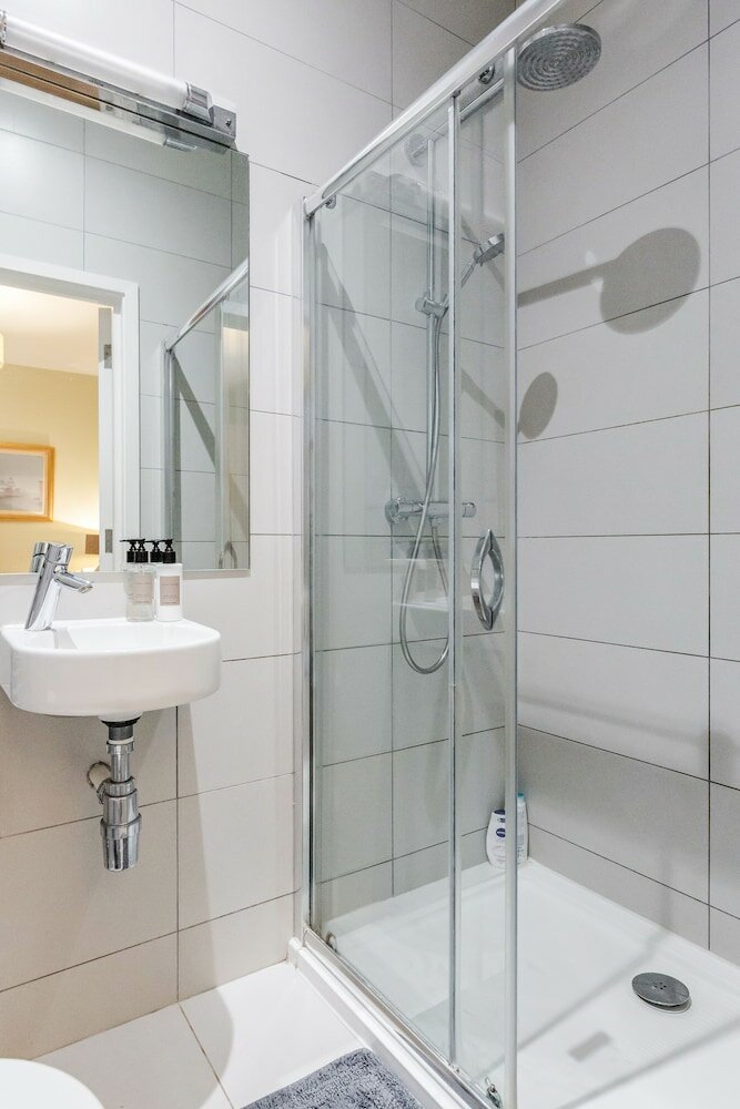 Фото Stylish 3 Bed 3 bath in Kens High St