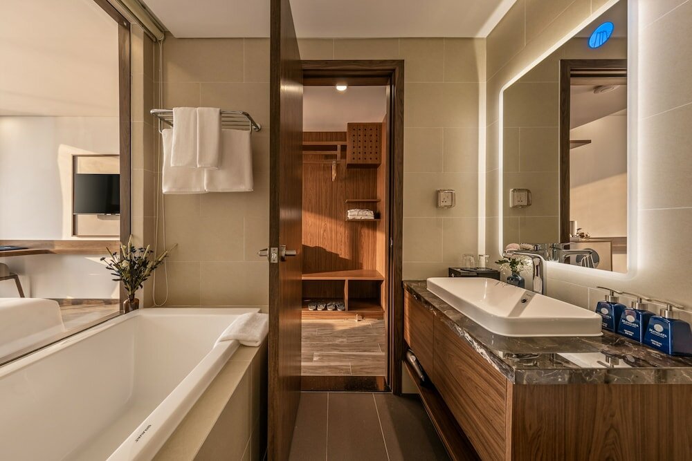 Фото Mangata Beachfront Hotel