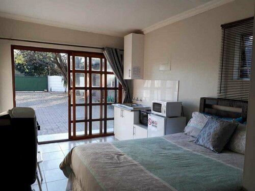 Гостиница Self Catering Studio Cottage в Претории