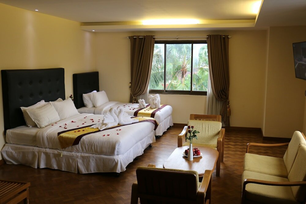 Фото Queen's Park Hotel