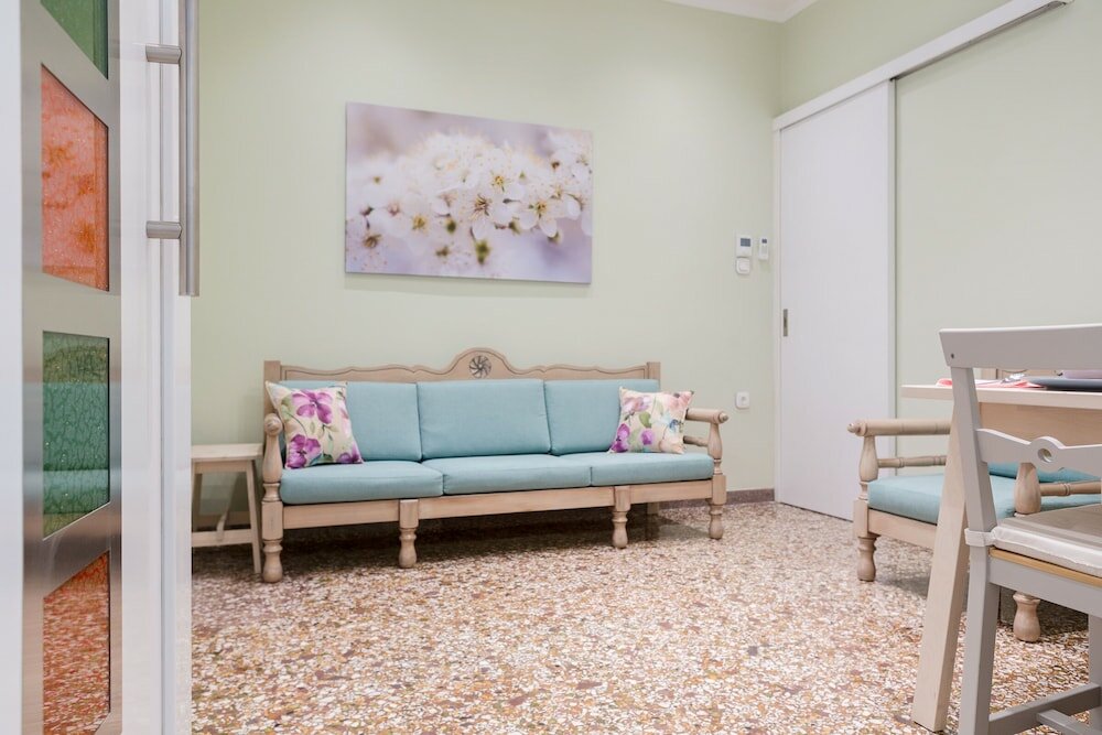 Фото Grandma's Chic & Bright Athenian Home with a Patio