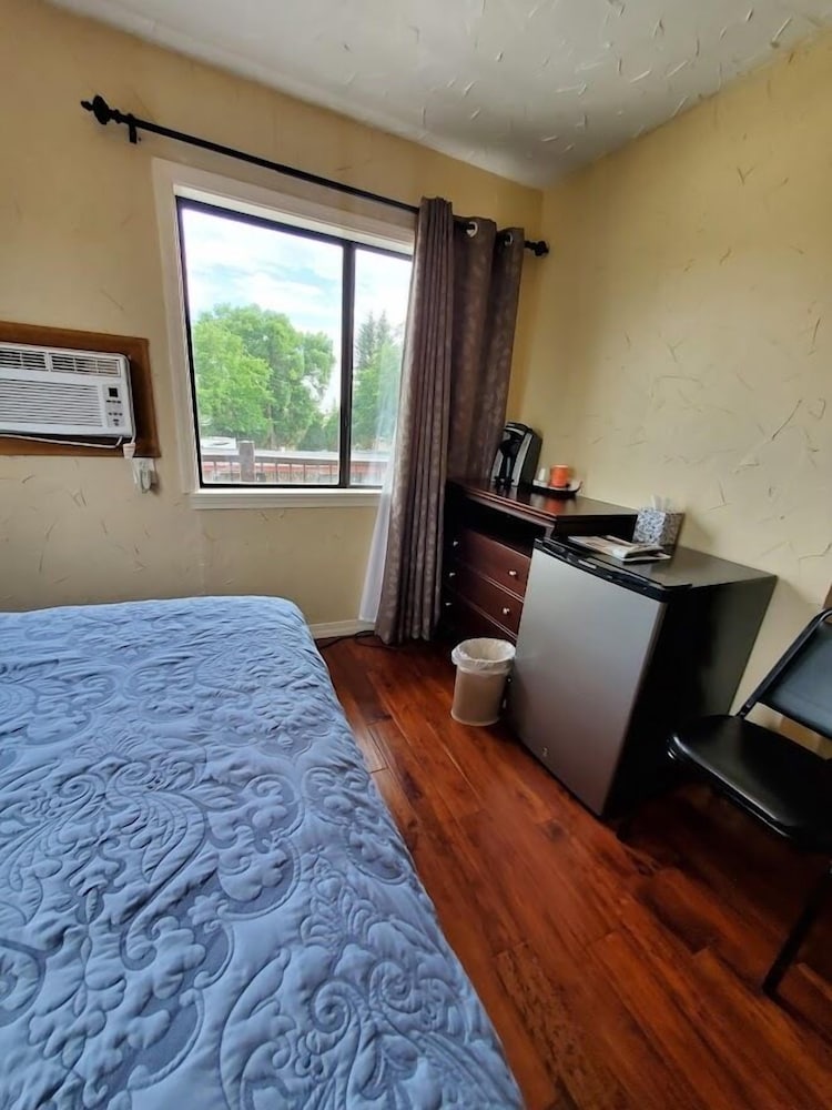 Фото Three Forks Lewis & Clark Motel