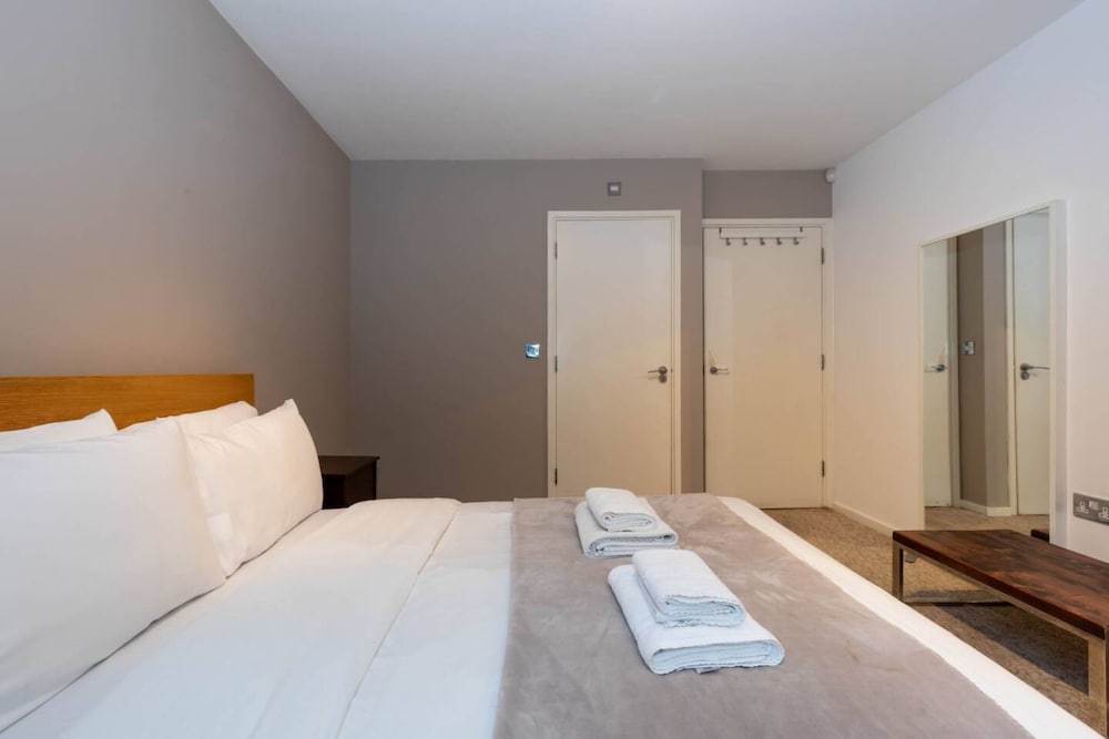 Фото Radiant 2 Bedroom Apartment in East London