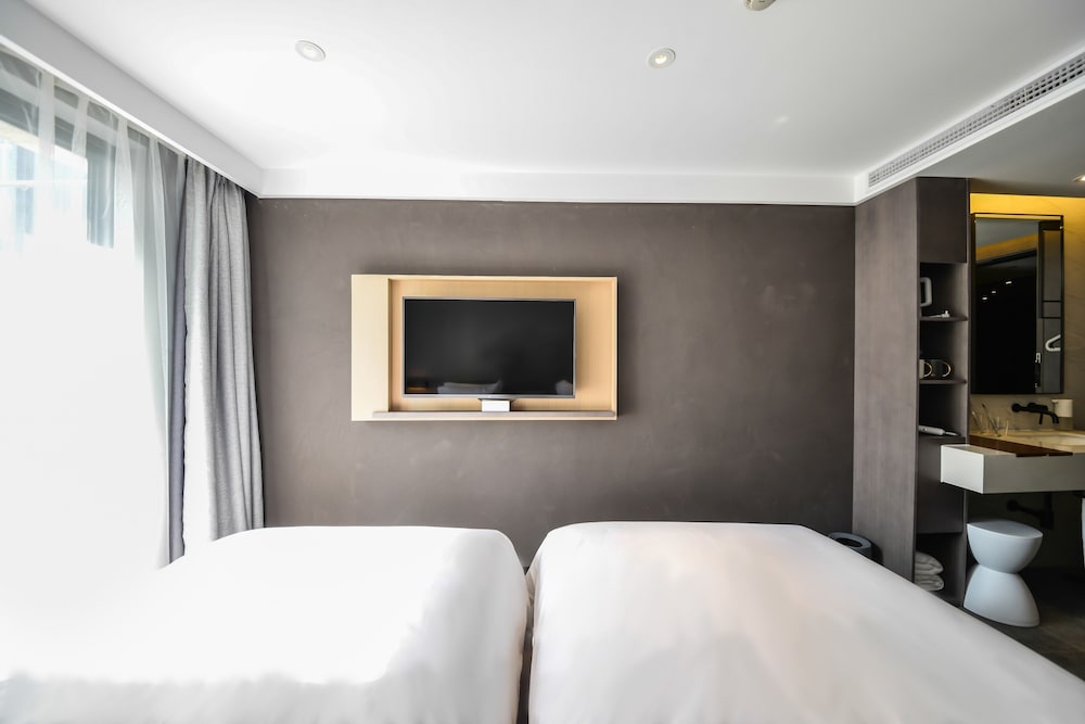 Фото Miju House Gubei-a small white building beside Shanghai oil painting sculpture institute