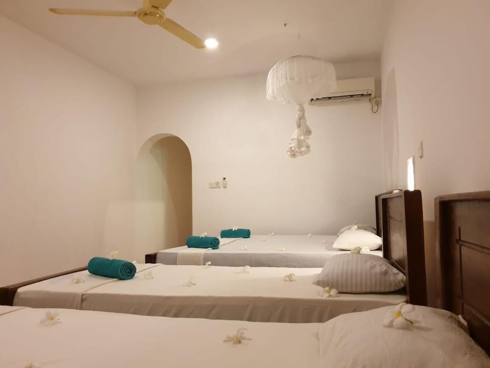 Фото Rupa's Hotel Arugambay