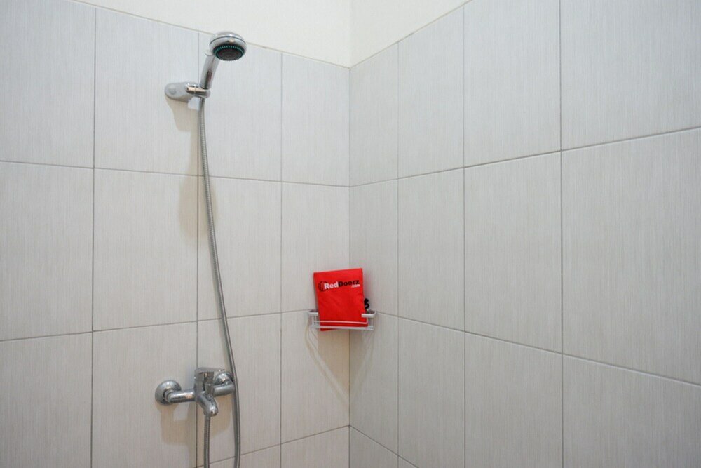 Фото RedDoorz near Alun Alun Kudus 2