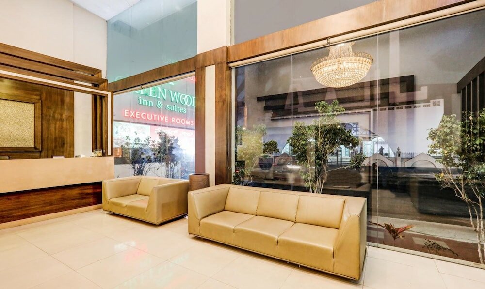 Фото Itsy by Treebo - Greenwood Inn And Suites