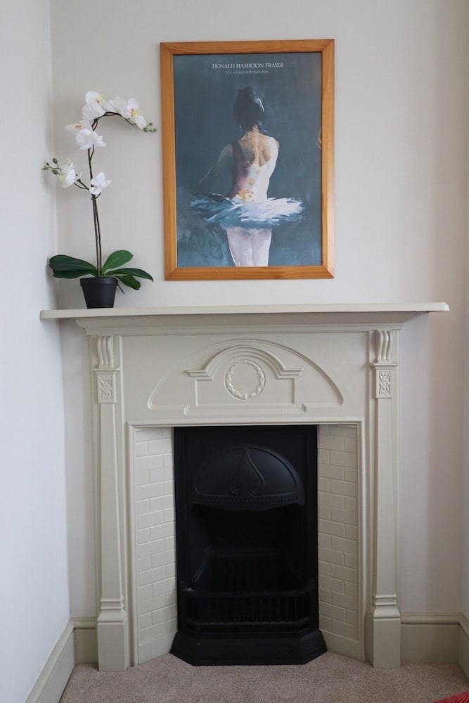 Фото Stylish Light-filled 1 Bedroom Flat In Hammersmith